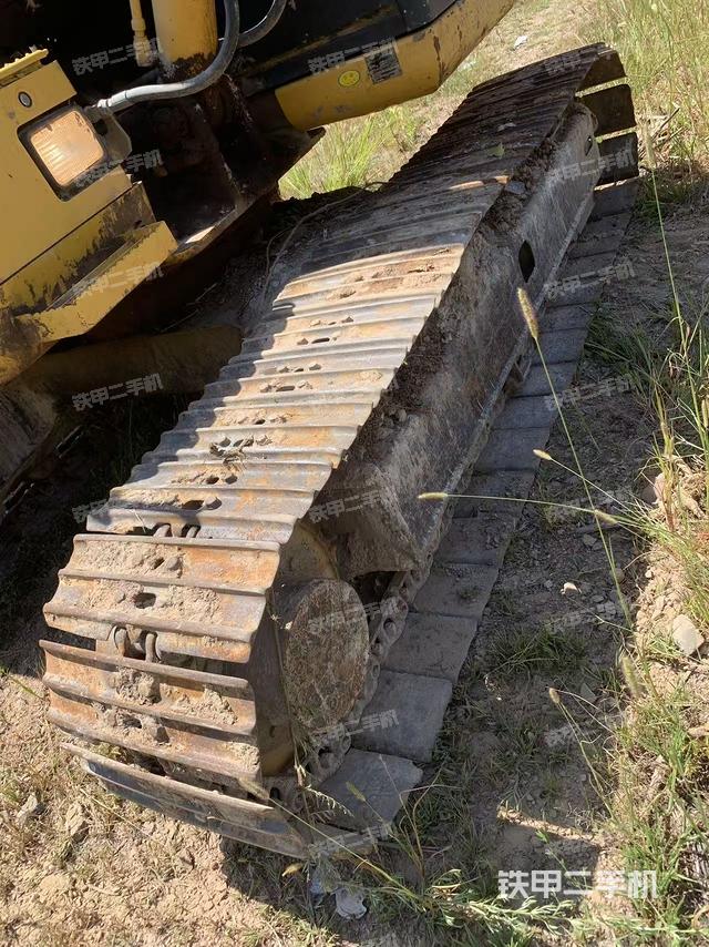 單側(cè)履帶整體(整機(jī)外觀) 單側(cè)履帶整體(整機(jī)外觀)