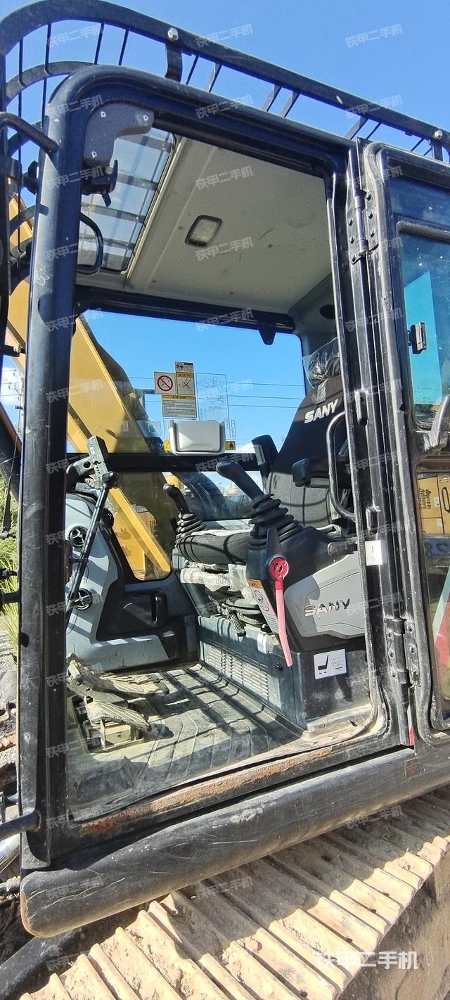 駕駛室整體(整機(jī)外觀) 駕駛室整體(整機(jī)外觀)
