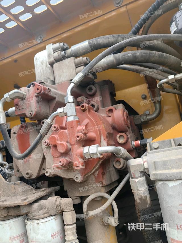 液压泵舱室正面整体(整机外观) 液压泵舱室正面整体(整机外观)