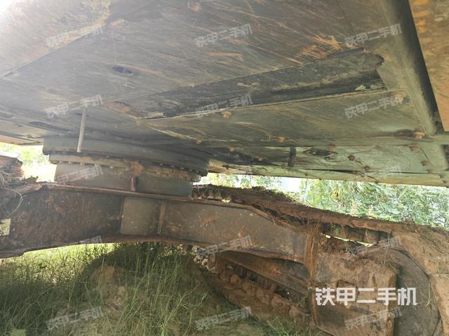 單側(cè)履帶整體(整機(jī)外觀) 單側(cè)履帶整體(整機(jī)外觀)