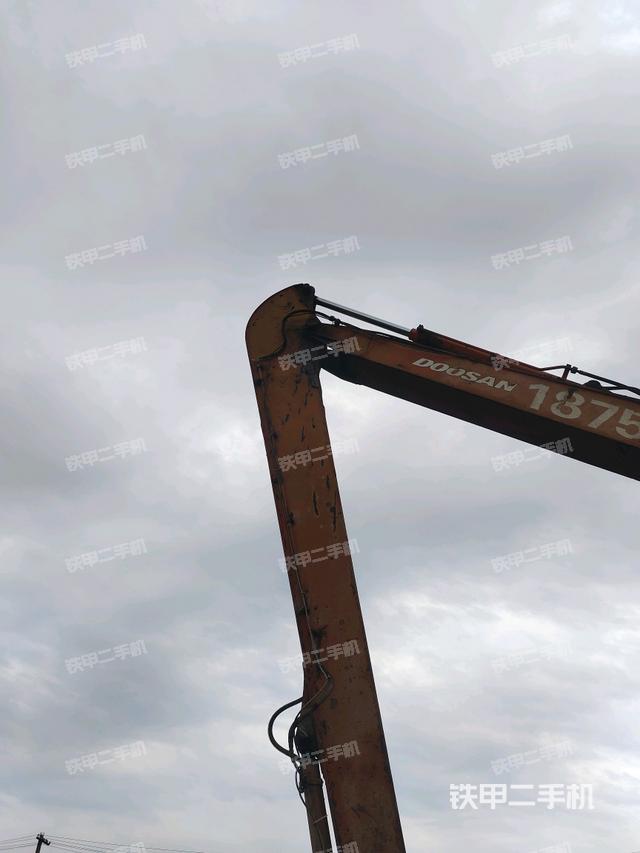 小臂整体左后(工作和回转装置) 小臂整体左后(工作和回转装置)