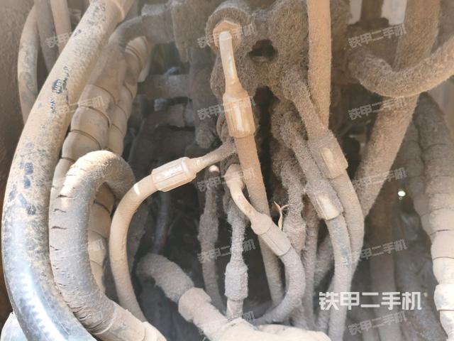 回转马达和主控阀(整机外观) 回转马达和主控阀(整机外观)