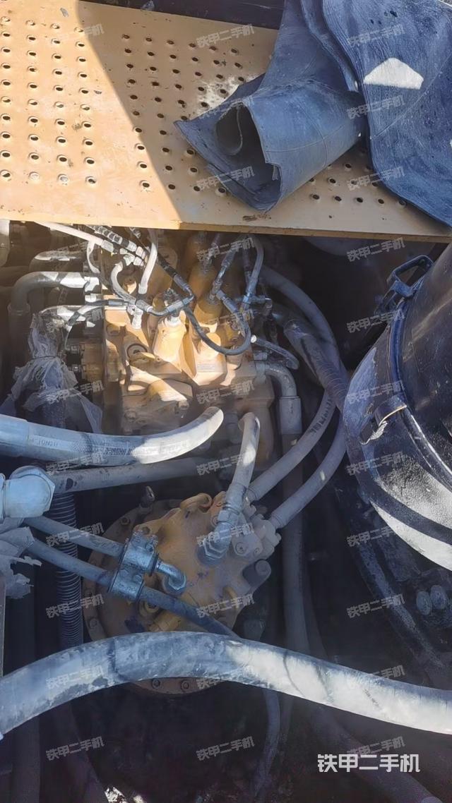 液壓泵艙室正面整體(整機(jī)外觀) 液壓泵艙室正面整體(整機(jī)外觀)