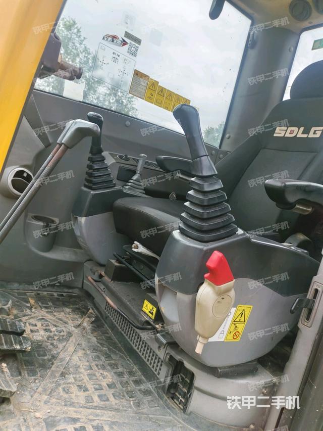 駕駛室整體(整機(jī)外觀) 駕駛室整體(整機(jī)外觀)
