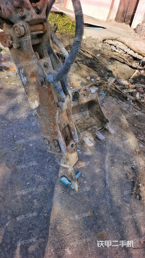 铲斗右后整体(工作和回转装置) 铲斗右后整体(工作和回转装置)