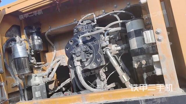 液壓泵艙室正面整體(整機(jī)外觀) 液壓泵艙室正面整體(整機(jī)外觀)