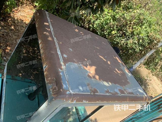 駕駛室頂部(整機(jī)外觀) 駕駛室頂部(整機(jī)外觀)