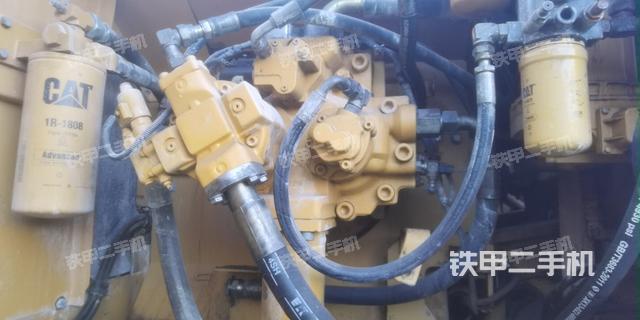 液压泵舱室正面整体（整机外观）