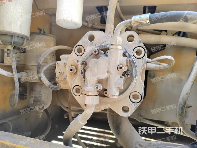 液压泵舱室正面整体（整机外观）