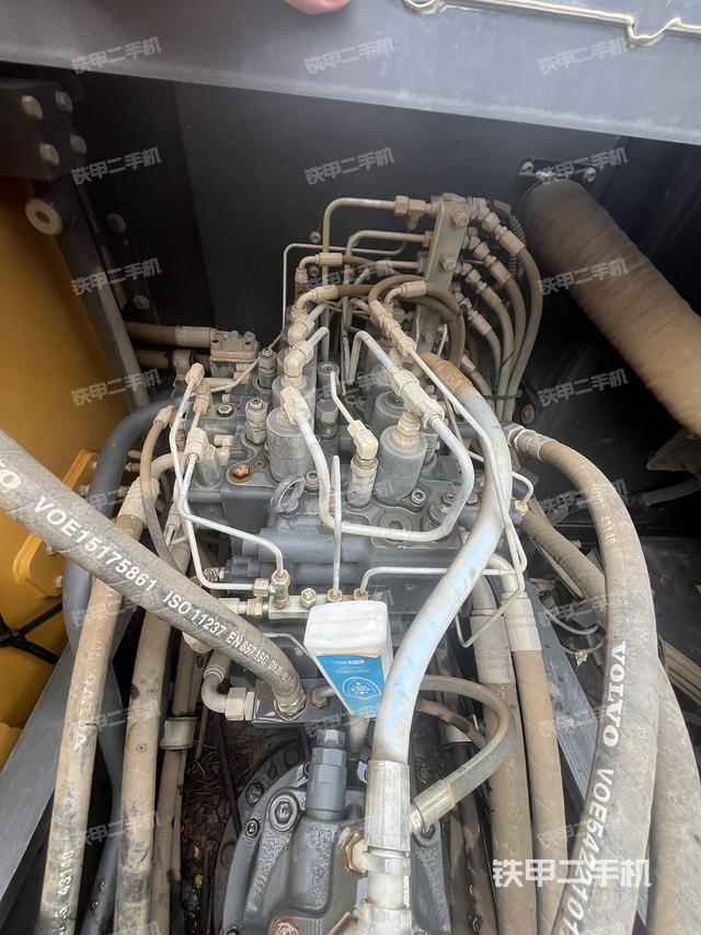 回轉(zhuǎn)馬達(dá)和主控閥（整機(jī)外觀）