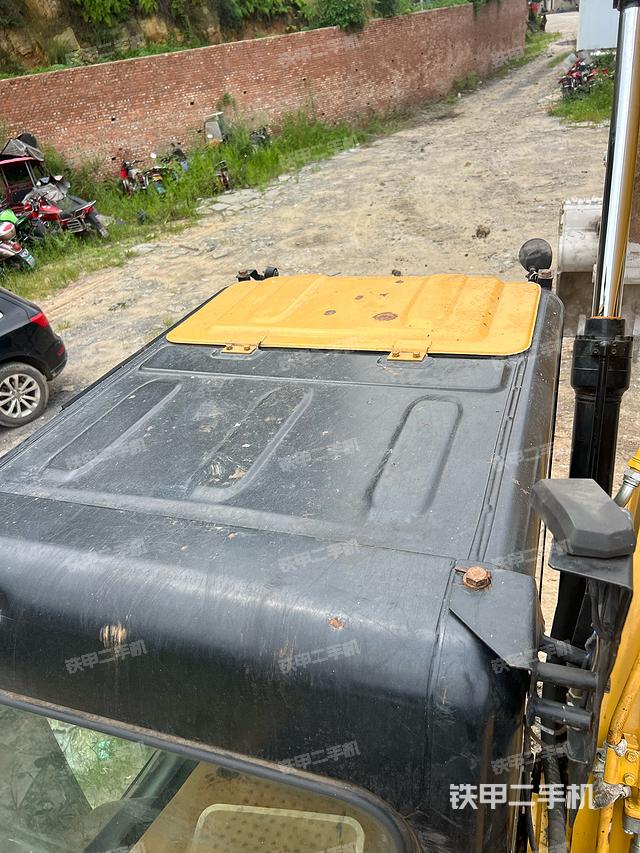 駕駛室頂部(整機(jī)外觀) 駕駛室頂部(整機(jī)外觀)