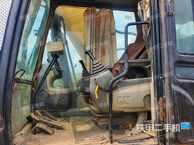 駕駛室整體(整機(jī)外觀) 駕駛室整體(整機(jī)外觀)