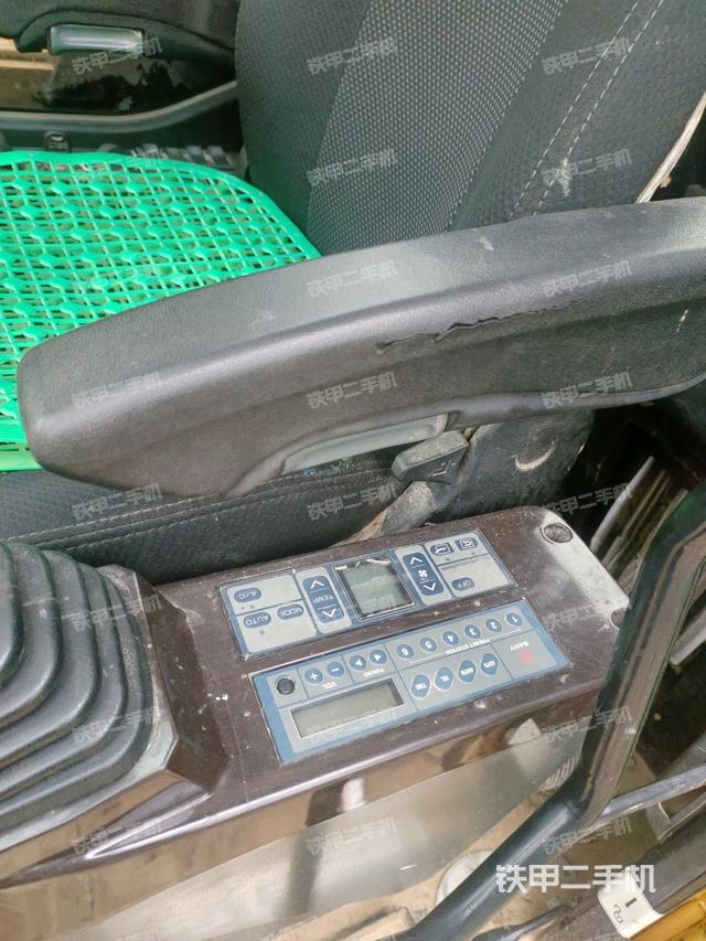 座椅右側(cè)控制臺(tái)/鑰匙門/油門/含右手柄(駕駛室部分) 座椅右側(cè)控制臺(tái)/鑰匙門/油門/含右手柄(駕駛室部分)