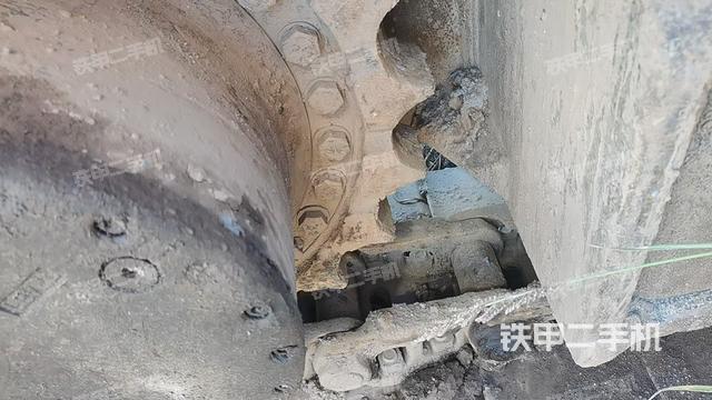 單側(cè)履帶整體(整機(jī)外觀) 單側(cè)履帶整體(整機(jī)外觀)