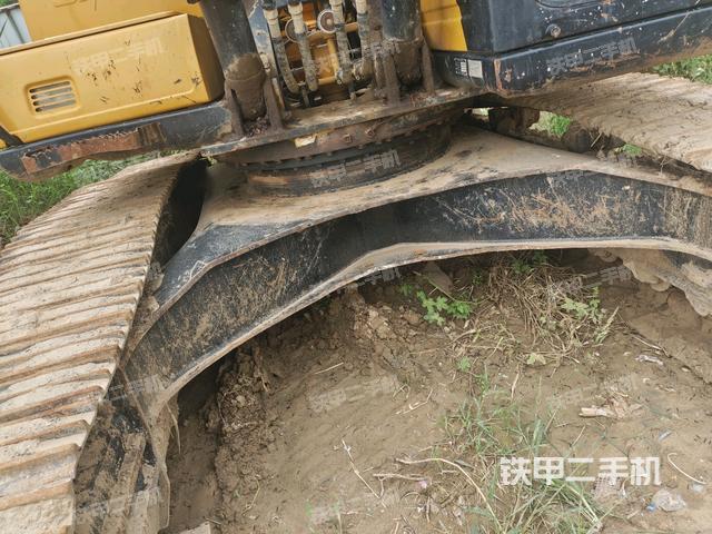 轉(zhuǎn)盤和下車架正前(工作和回轉(zhuǎn)裝置) 轉(zhuǎn)盤和下車架正前(工作和回轉(zhuǎn)裝置)