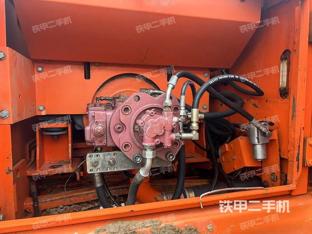 液压泵舱室正面整体(整机外观) 液压泵舱室正面整体(整机外观)