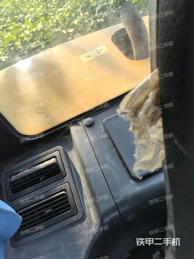 行走控制手柄和踏板?俯拍（駕駛室部分）