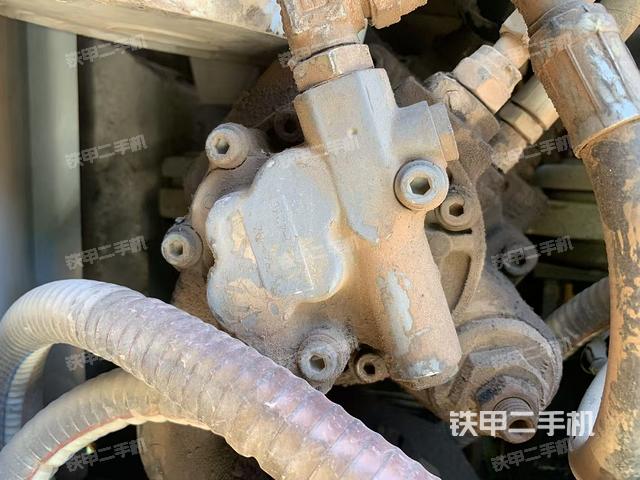 液壓泵艙室正面整體(整機外觀) 液壓泵艙室正面整體(整機外觀)