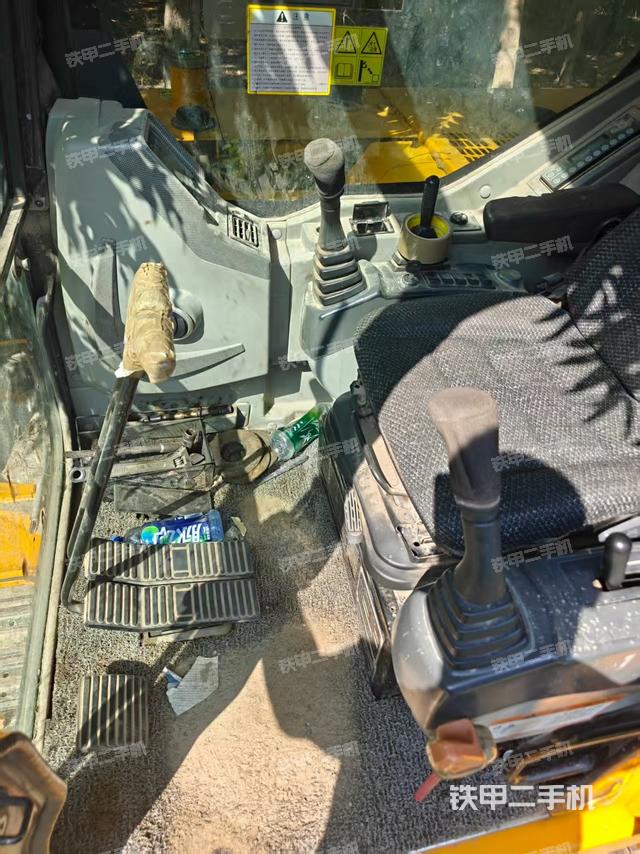 駕駛室整體(整機外觀) 駕駛室整體(整機外觀)