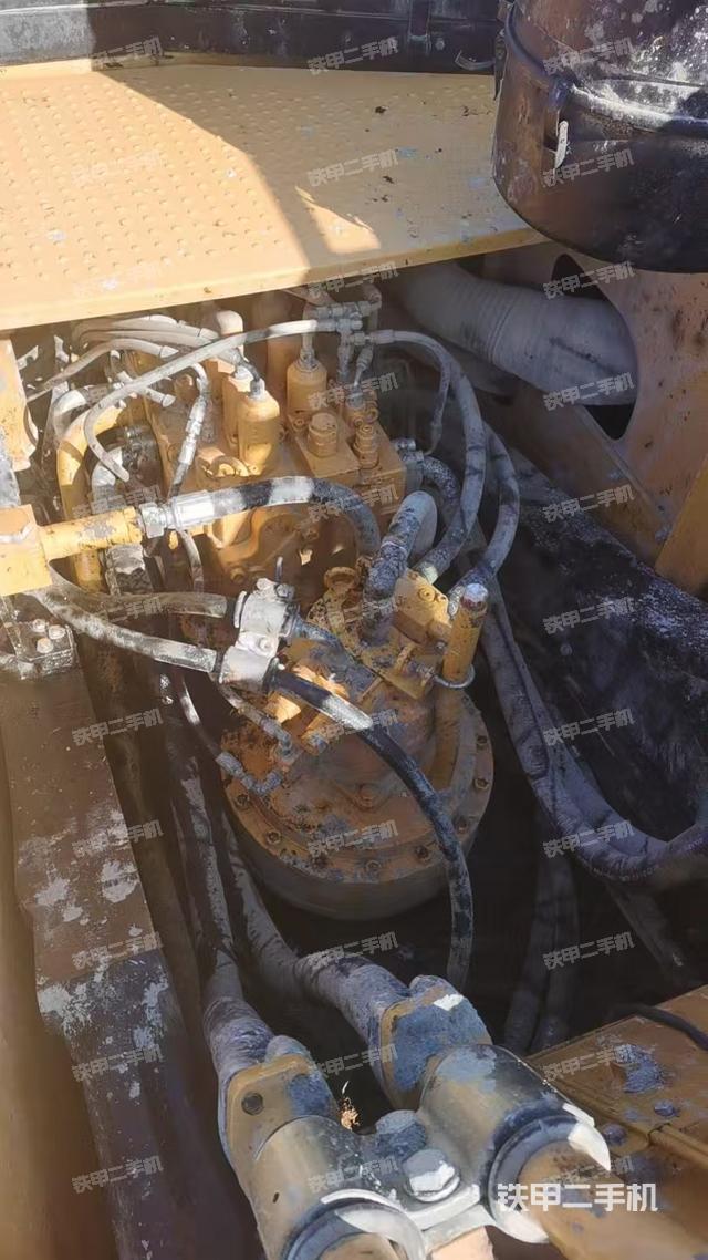 回转马达和主控阀（整机外观）