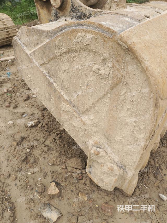 鏟斗右后整體(工作和回轉(zhuǎn)裝置) 鏟斗右后整體(工作和回轉(zhuǎn)裝置)