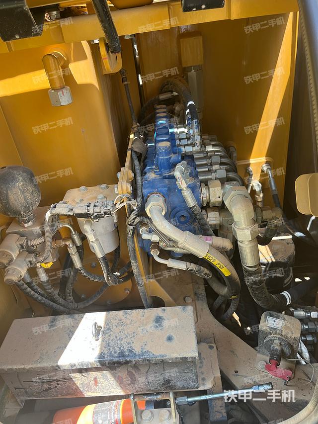 回转马达和主控阀（整机外观）