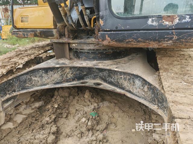 轉盤和下車架正前(工作和回轉裝置) 轉盤和下車架正前(工作和回轉裝置)