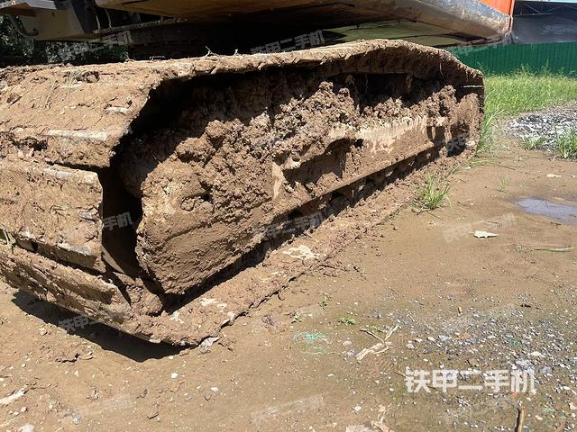 單側(cè)履帶整體(整機(jī)外觀) 單側(cè)履帶整體(整機(jī)外觀)
