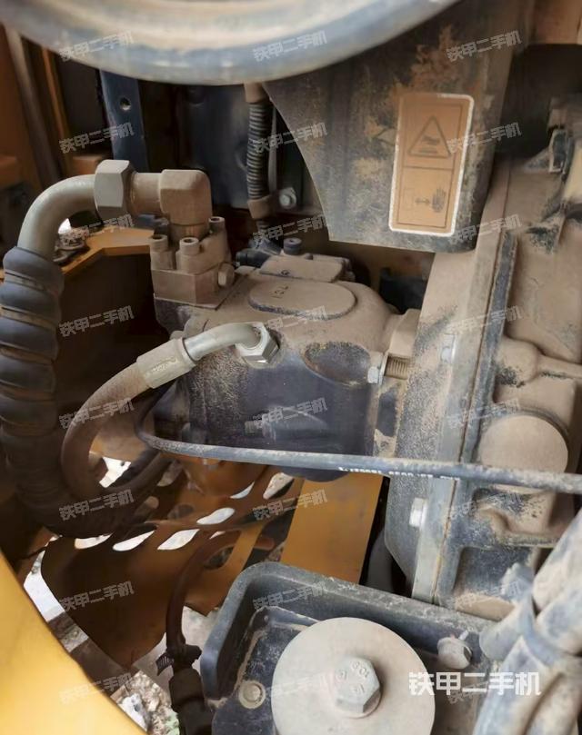 液压泵舱室正面整体（整机外观）