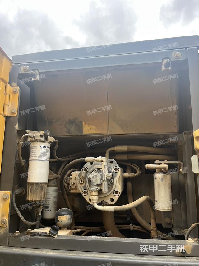 液壓泵艙室正面整體（整機(jī)外觀）