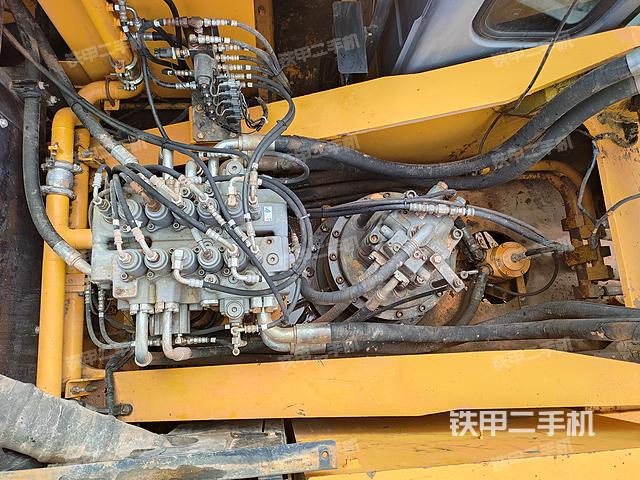 回轉(zhuǎn)馬達(dá)和主控閥(整機(jī)外觀) 回轉(zhuǎn)馬達(dá)和主控閥(整機(jī)外觀)