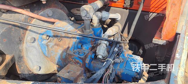 液压泵舱室正面整体（整机外观）