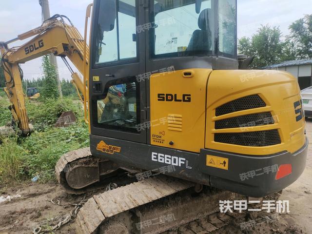 回轉(zhuǎn)馬達(dá)和主控閥(整機(jī)外觀) 回轉(zhuǎn)馬達(dá)和主控閥(整機(jī)外觀)