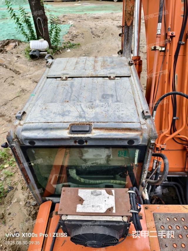 駕駛室頂部(整機(jī)外觀) 駕駛室頂部(整機(jī)外觀)