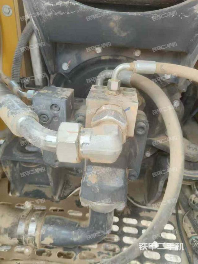 液压泵舱室正面整体(整机外观) 液压泵舱室正面整体(整机外观)