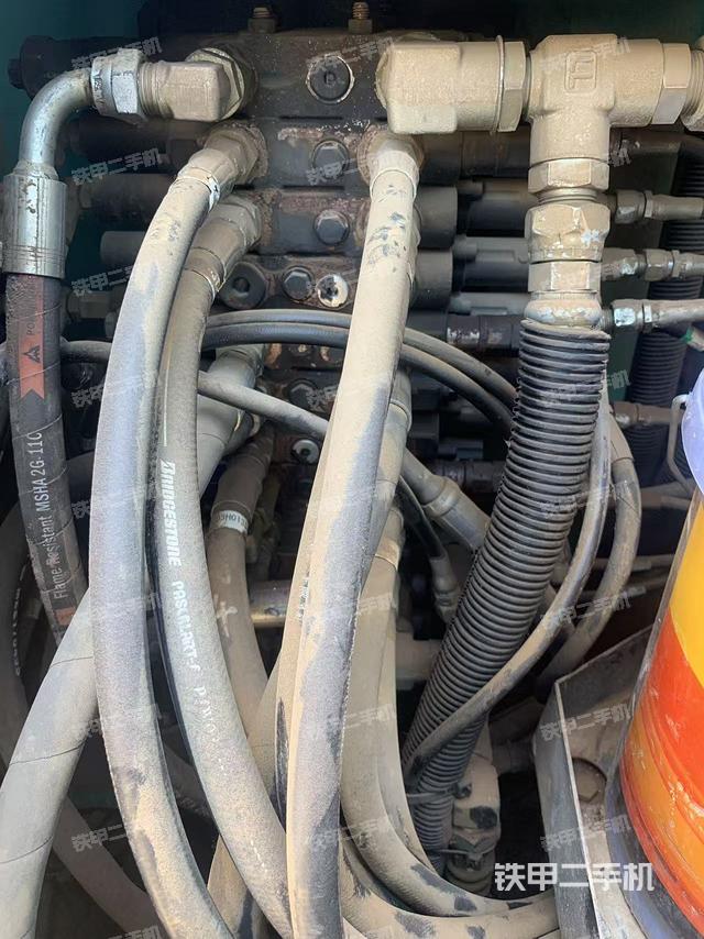 回轉(zhuǎn)馬達(dá)和主控閥(整機(jī)外觀) 回轉(zhuǎn)馬達(dá)和主控閥(整機(jī)外觀)