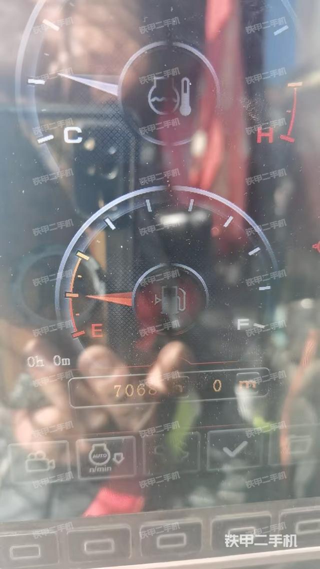 駕駛室整體(整機(jī)外觀) 駕駛室整體(整機(jī)外觀)
