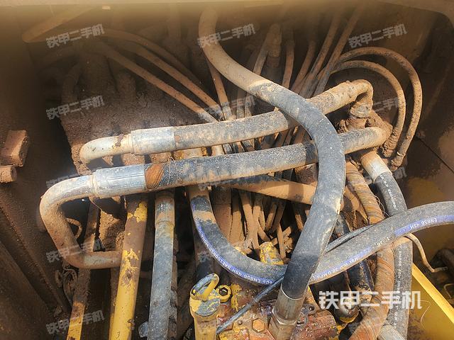 回轉(zhuǎn)馬達(dá)和主控閥(整機(jī)外觀) 回轉(zhuǎn)馬達(dá)和主控閥(整機(jī)外觀)