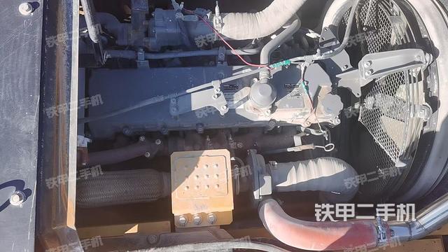 駕駛室頂部(整機(jī)外觀) 駕駛室頂部(整機(jī)外觀)