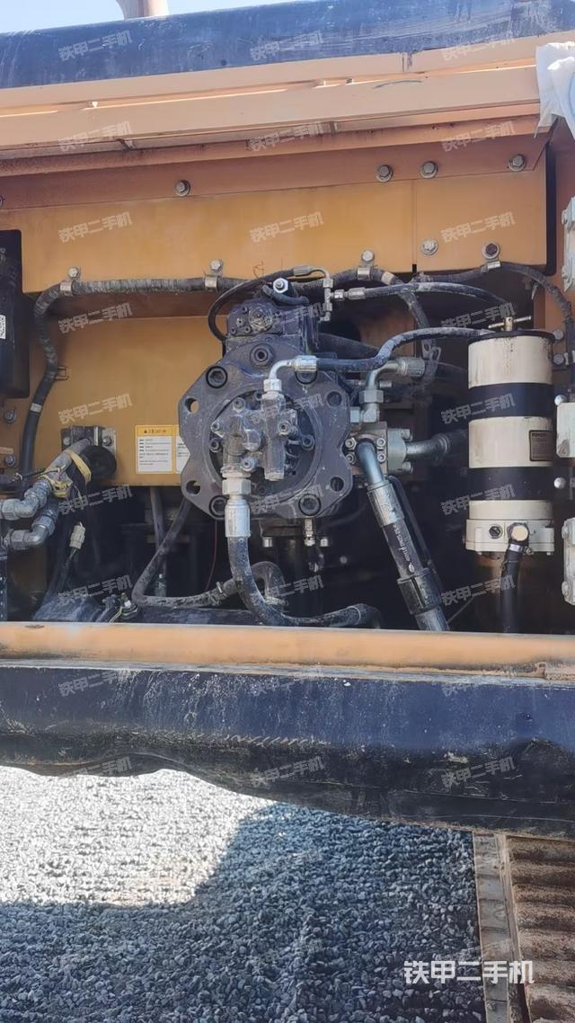 液压泵舱室正面整体（整机外观）