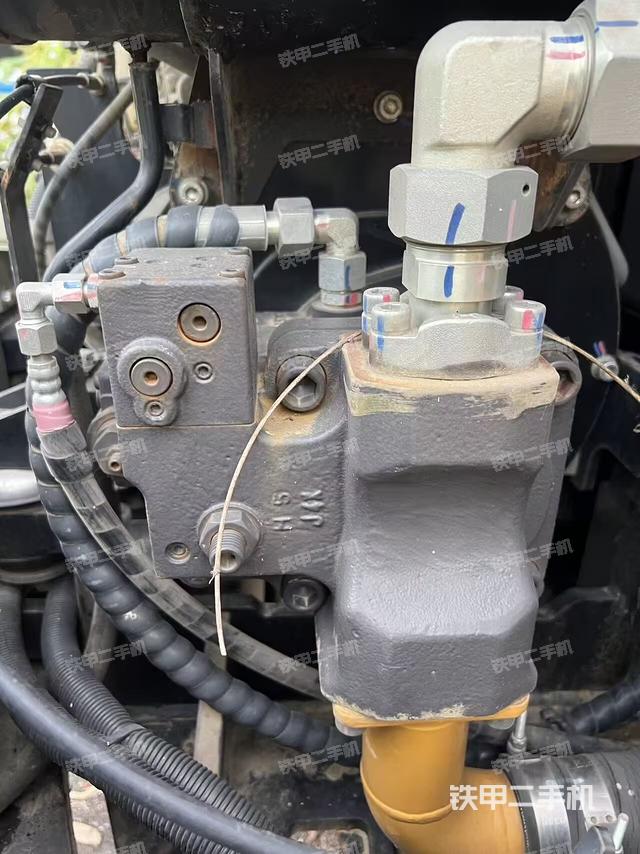 液压泵舱室正面整体（整机外观）