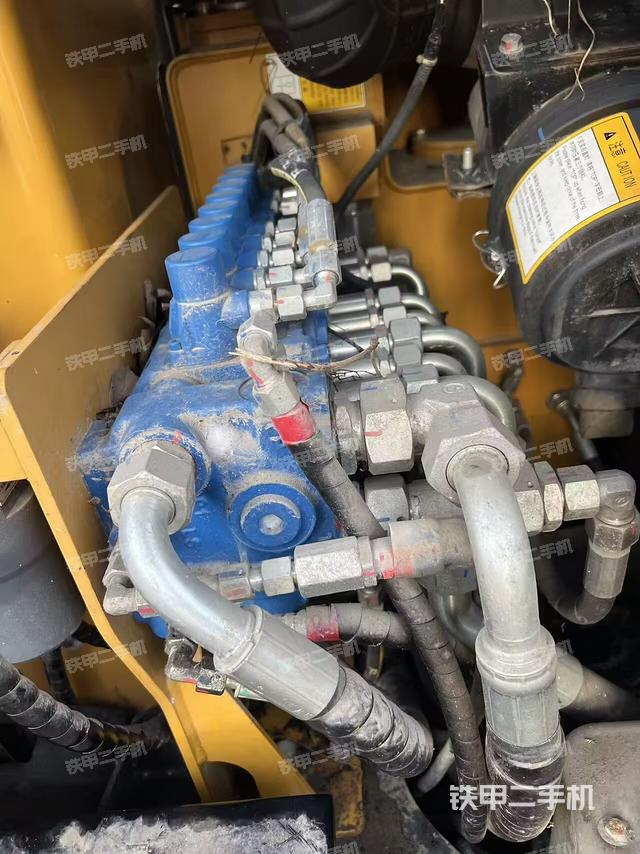 回转马达和主控阀（整机外观）