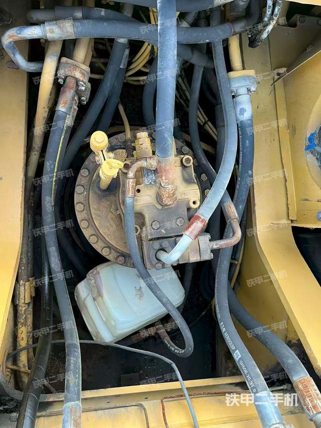 回转马达和主控阀（整机外观）