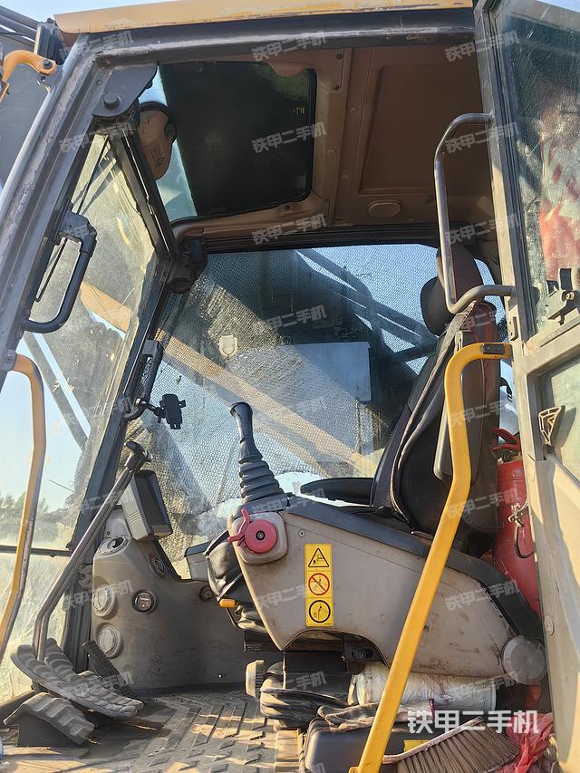 駕駛室整體(整機(jī)外觀) 駕駛室整體(整機(jī)外觀)