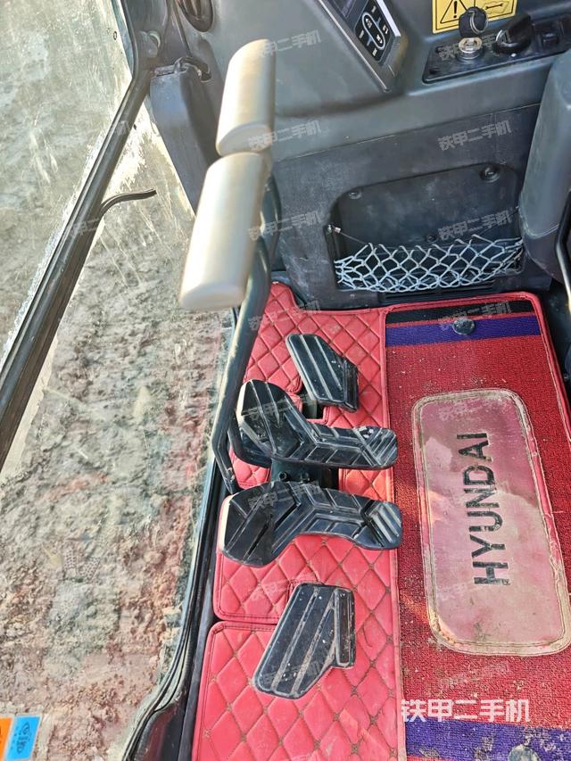 行走控制手柄和踏板?俯拍（駕駛室部分）