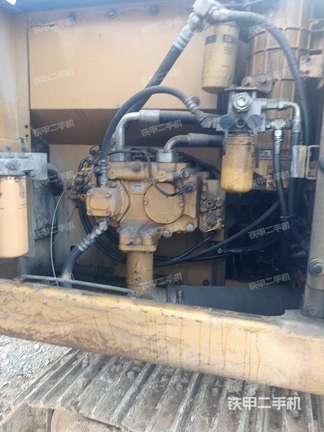 液压泵舱室正面整体(整机外观) 液压泵舱室正面整体(整机外观)