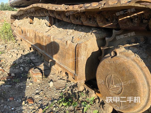 單側(cè)履帶整體(整機(jī)外觀) 單側(cè)履帶整體(整機(jī)外觀)