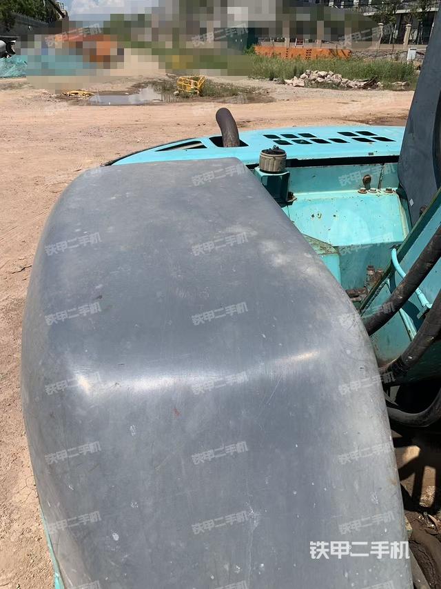 回转马达和主控阀(整机外观) 回转马达和主控阀(整机外观)