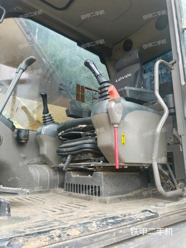駕駛室左后45度(駕駛室部分) 駕駛室左后45度(駕駛室部分)