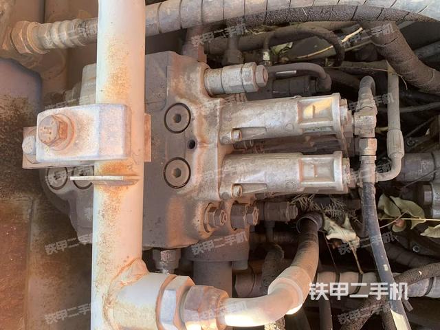 回轉馬達和主控閥(整機外觀) 回轉馬達和主控閥(整機外觀)